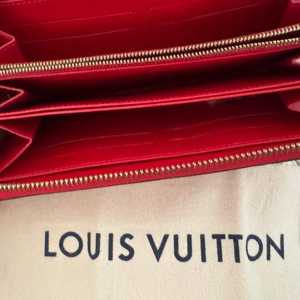 Louis Vuitton Monogram Vernis Zippy‎ Wallet – Pomme d’Amour (Red)
